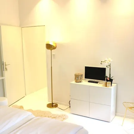 Homestay Shared A-partment • Moebliertes Zimmer In - Ehrenfeld ! *